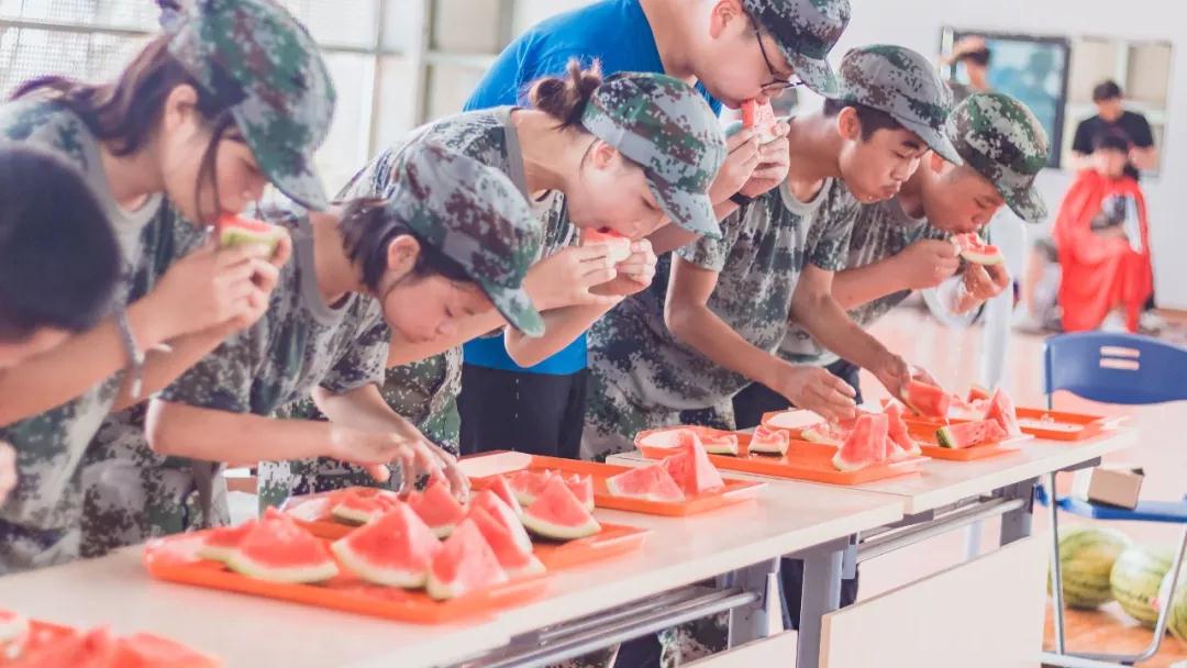 军训第四天，“小科爱”们竟然在集体吃西瓜？(图5)