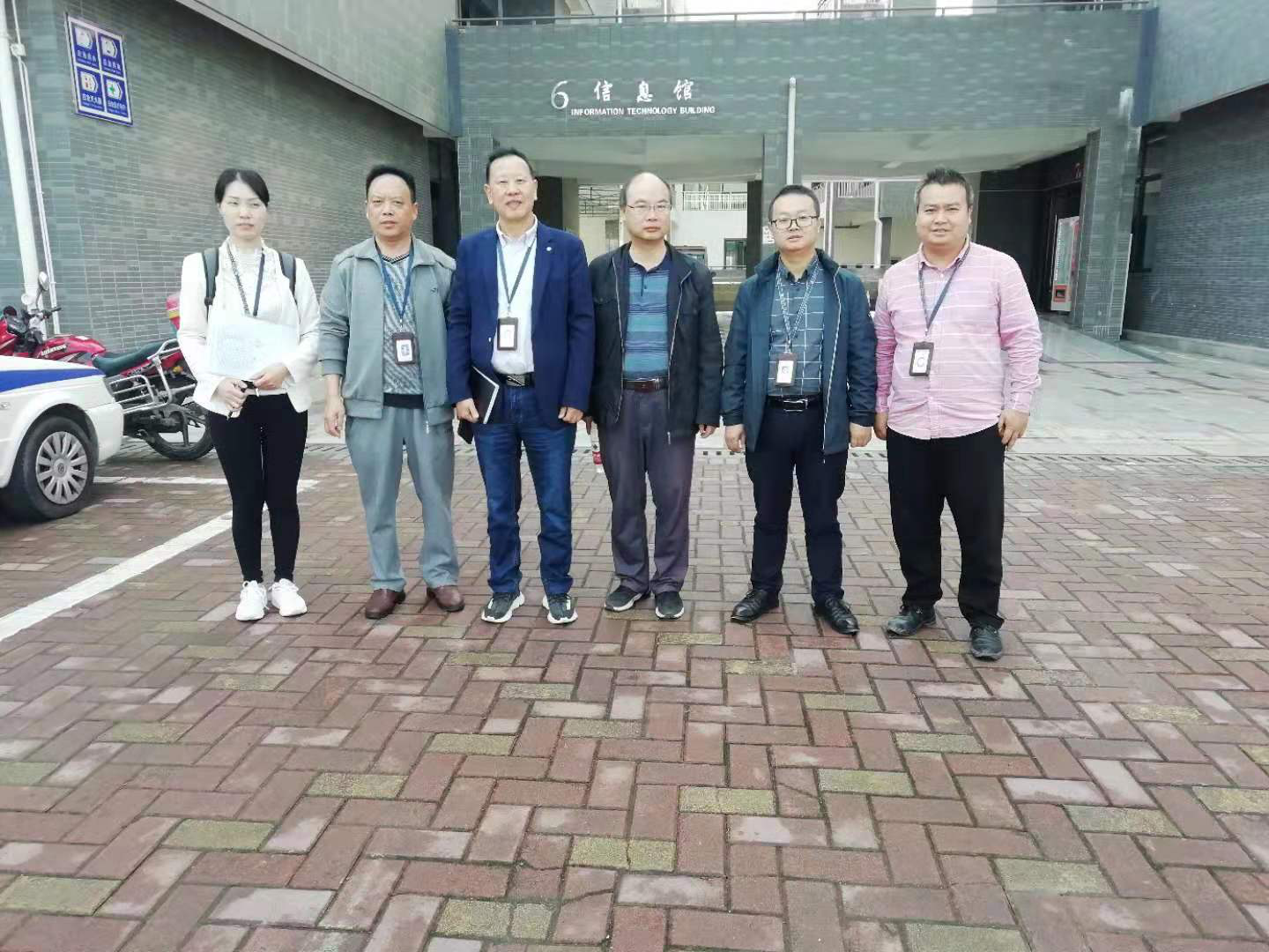 郫都区教育局职成科领导 到四川省经济管理学校检查指导学生学籍工作(图1)