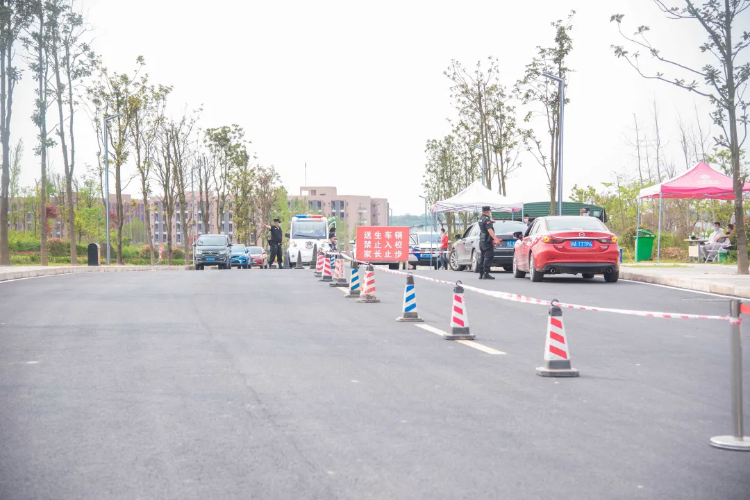 四川省经济管理学校开学啦，三年级学生率先返校学习~(图1)