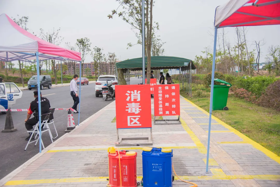 四川省经济管理学校开学啦，三年级学生率先返校学习~(图2)